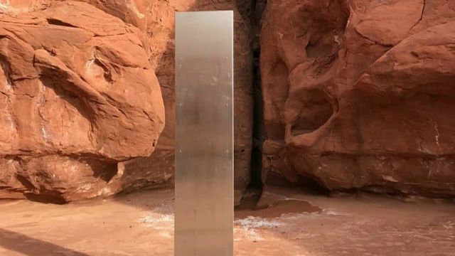 Video: Uprostřed pouště v Utahu se objevil záhadný monolit